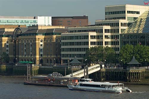 Londyn. Port statków turystycznych przy London Bridge